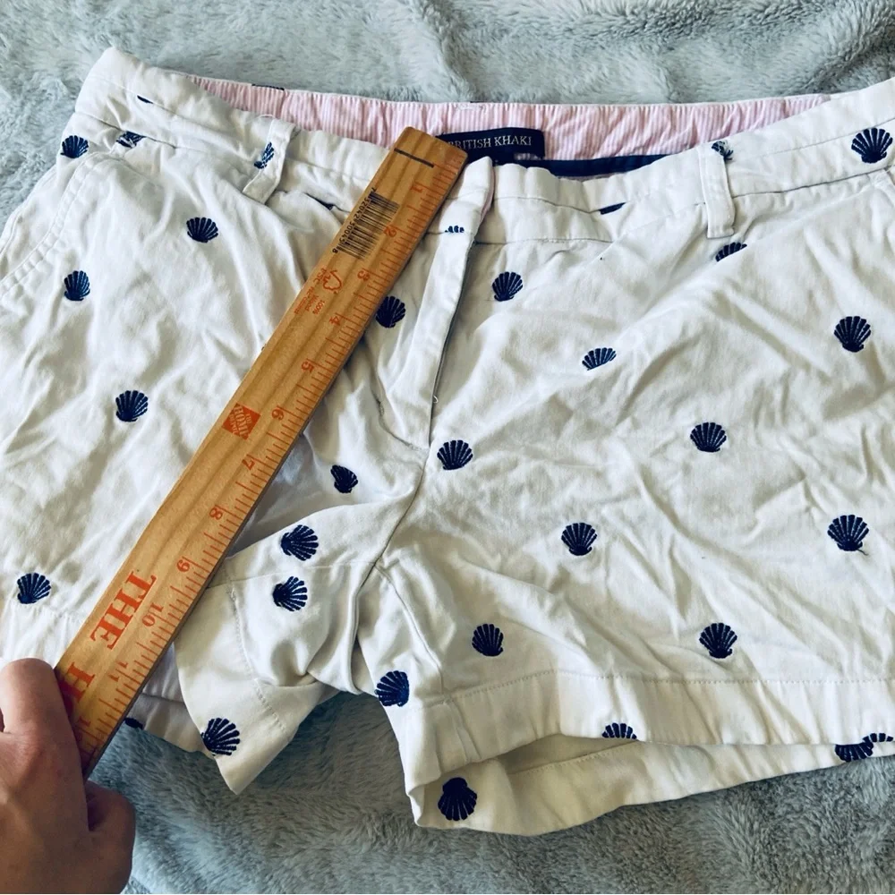 💝3/$20 British khaki Shell Print Women's Shorts - Picture 5 of 7